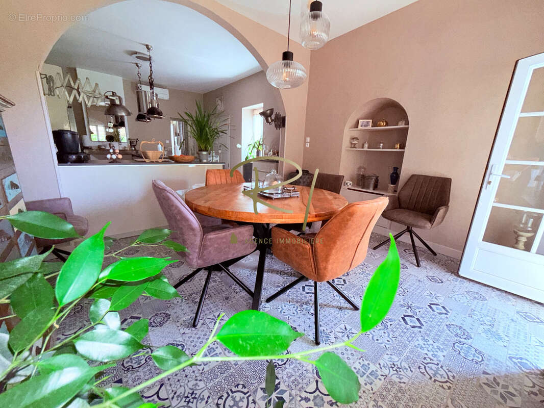 Maison à SAINT-SAUVEUR-DE-CRUZIERES