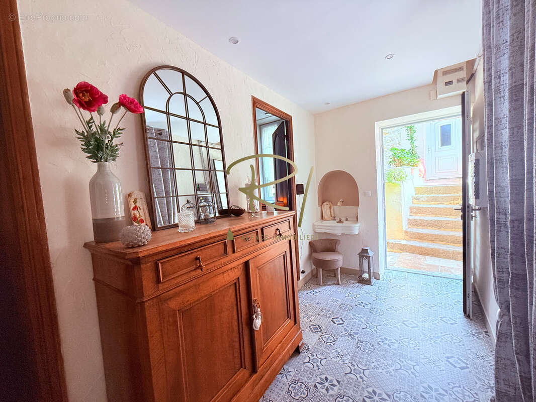 Maison à SAINT-SAUVEUR-DE-CRUZIERES