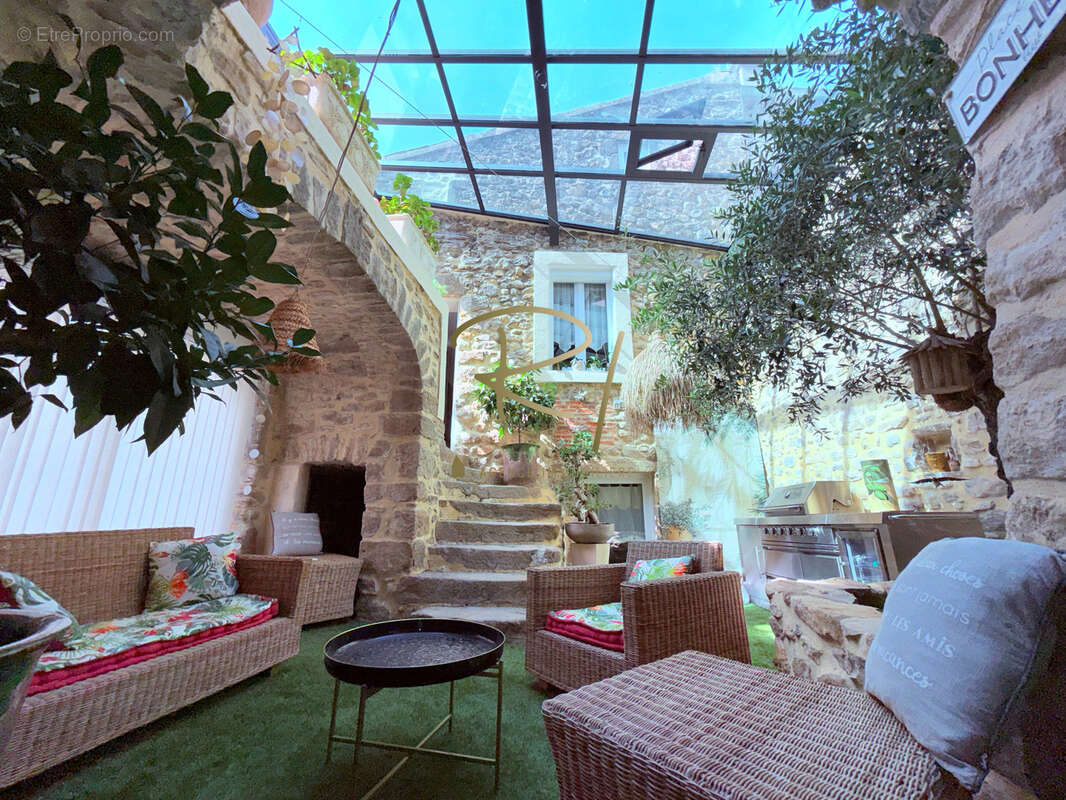 Maison à SAINT-SAUVEUR-DE-CRUZIERES