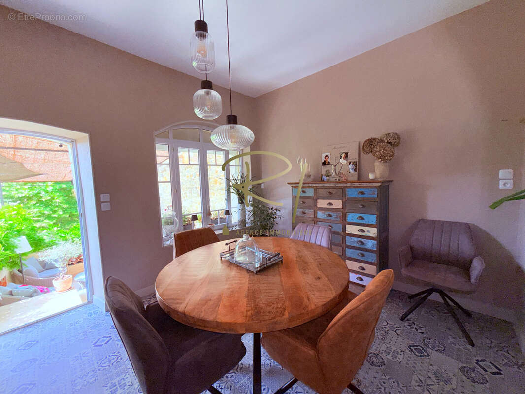 Maison à SAINT-SAUVEUR-DE-CRUZIERES