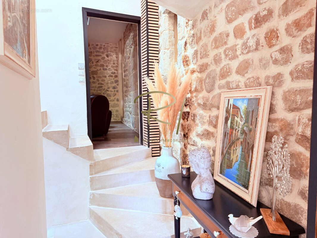 Maison à SAINT-SAUVEUR-DE-CRUZIERES