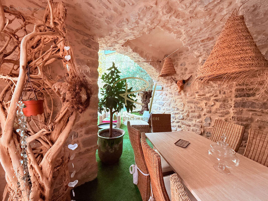 Maison à SAINT-SAUVEUR-DE-CRUZIERES