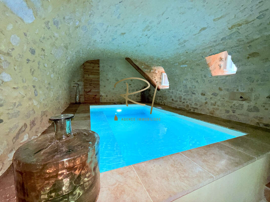 Maison à SAINT-SAUVEUR-DE-CRUZIERES