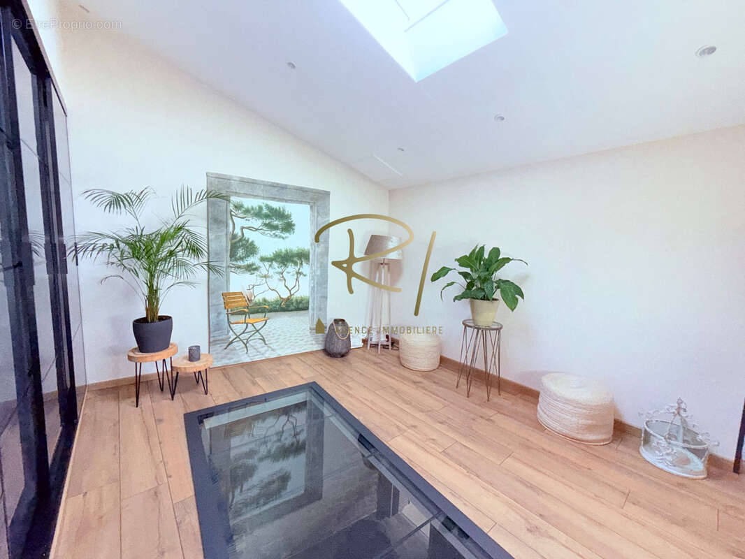 Maison à SAINT-SAUVEUR-DE-CRUZIERES