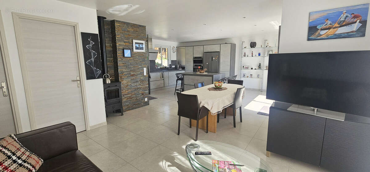 Maison à BAGNOLS-EN-FORET