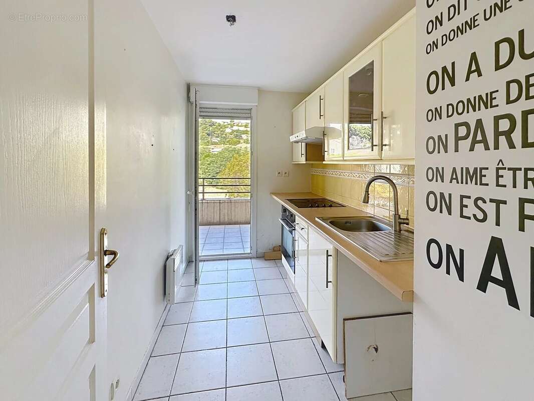 Appartement à SAINT-LAURENT-DU-VAR