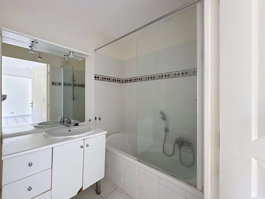 Appartement à SAINT-LAURENT-DU-VAR