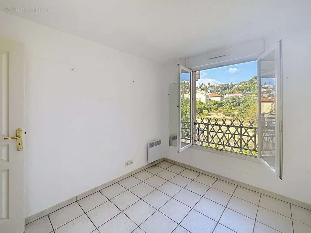 Appartement à SAINT-LAURENT-DU-VAR