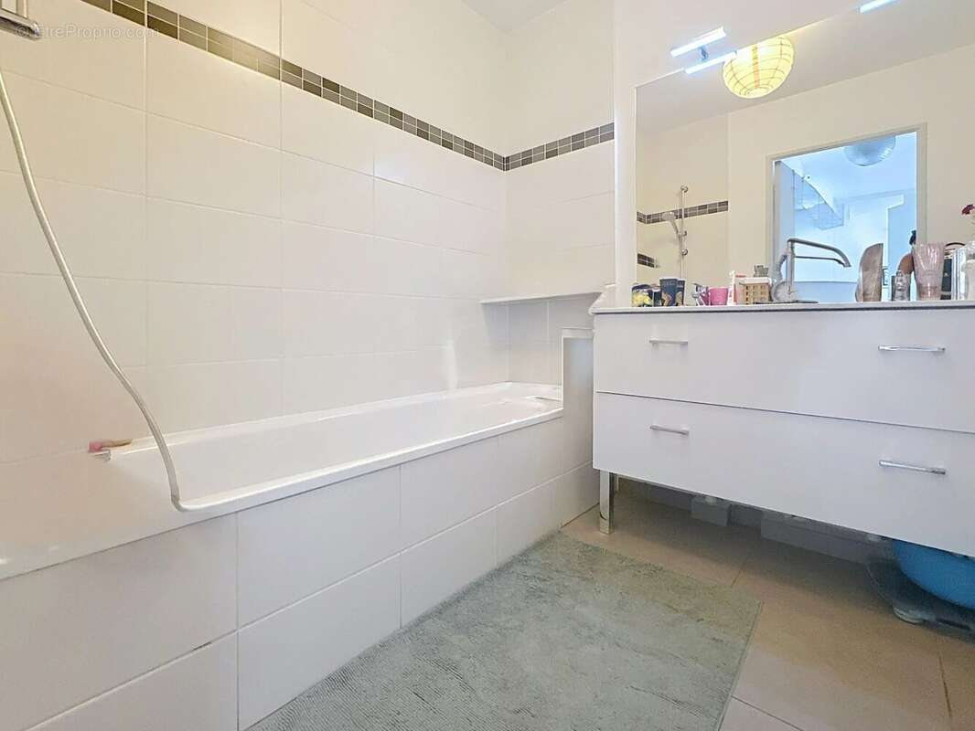 Appartement à SAINT-LAURENT-DU-VAR