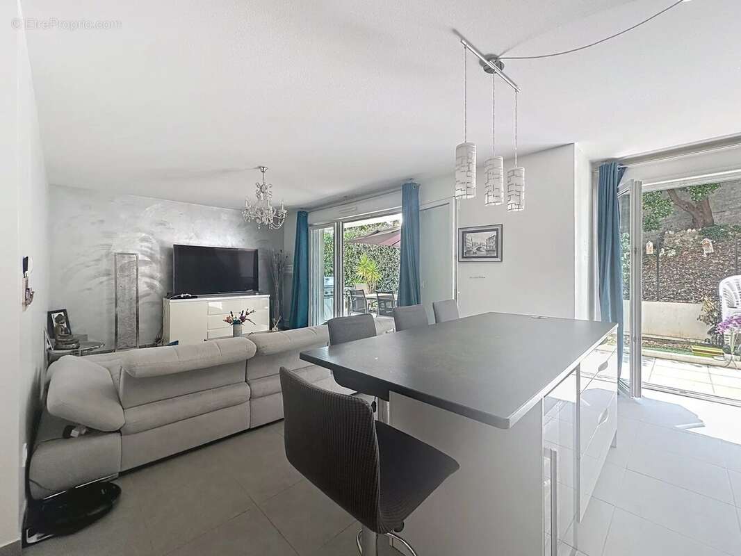 Appartement à SAINT-LAURENT-DU-VAR