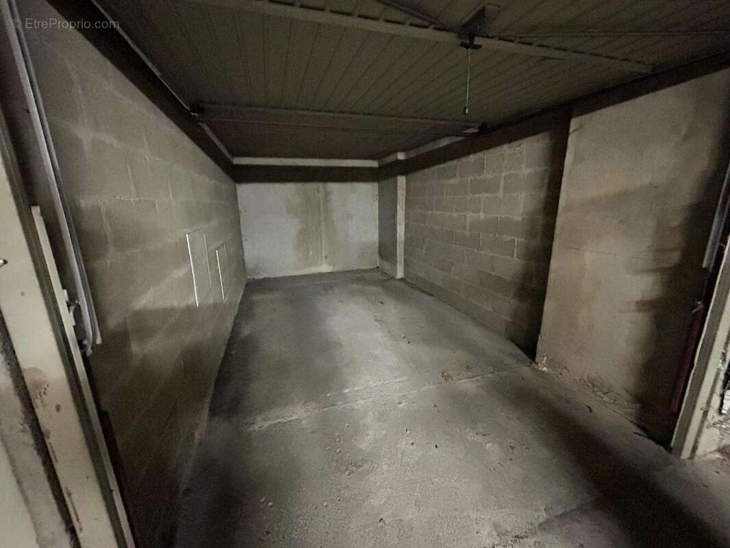   - Parking à LYON-7E