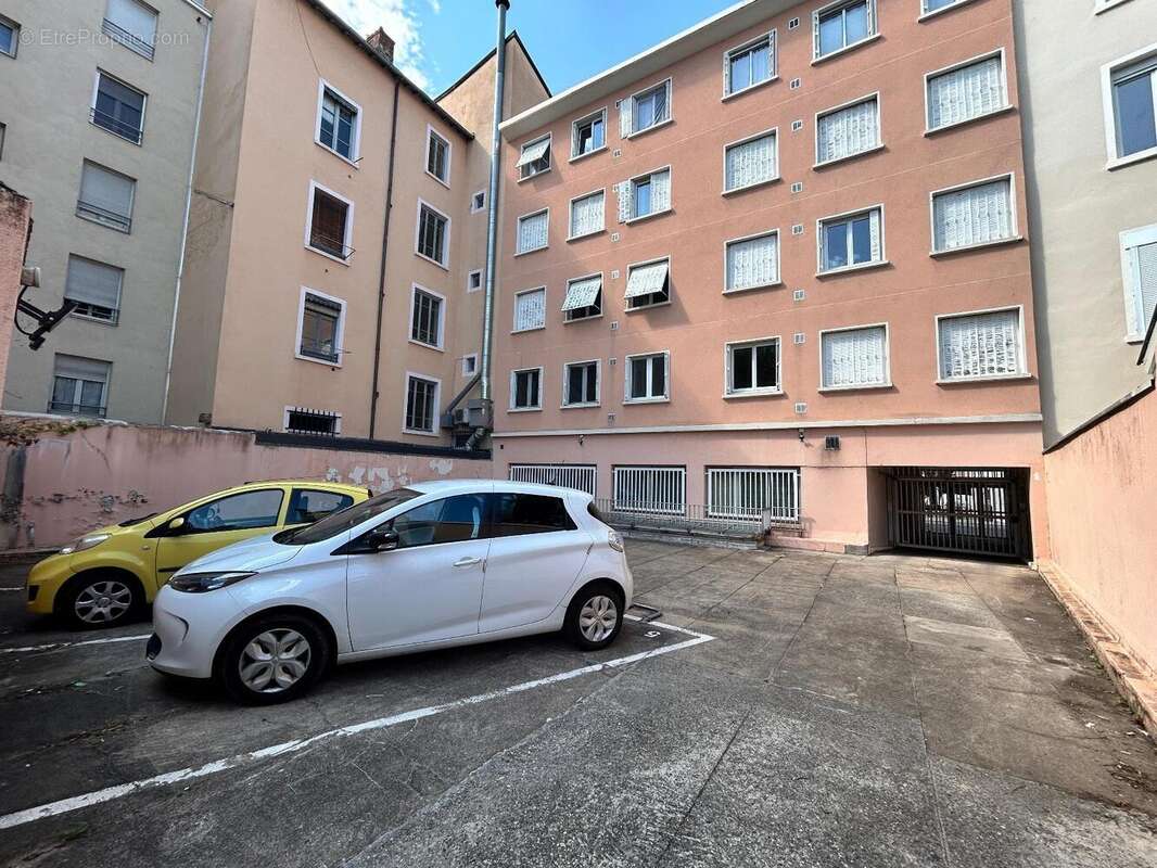   - Parking à VILLEURBANNE