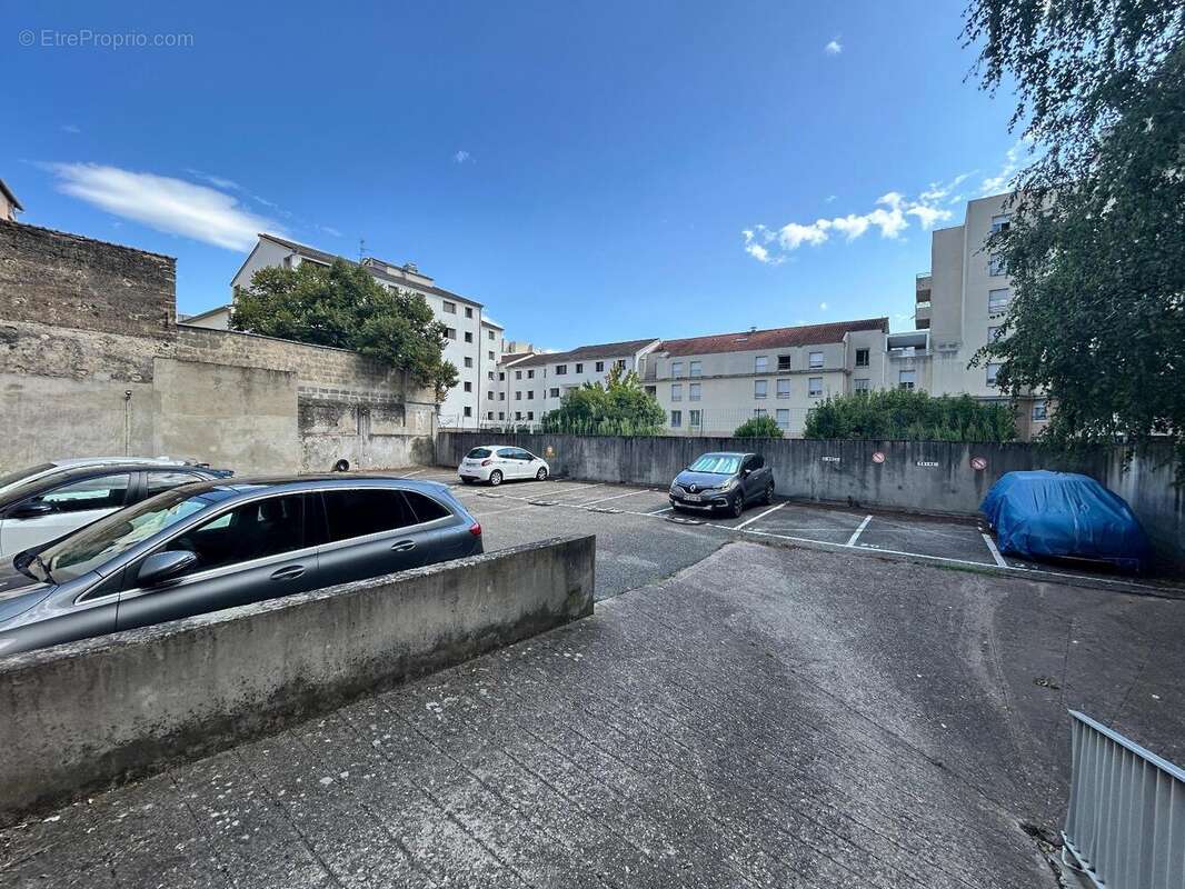   - Parking à VILLEURBANNE
