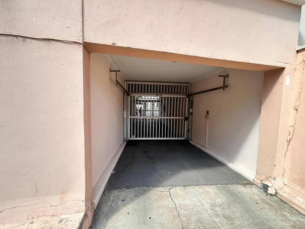   - Parking à VILLEURBANNE