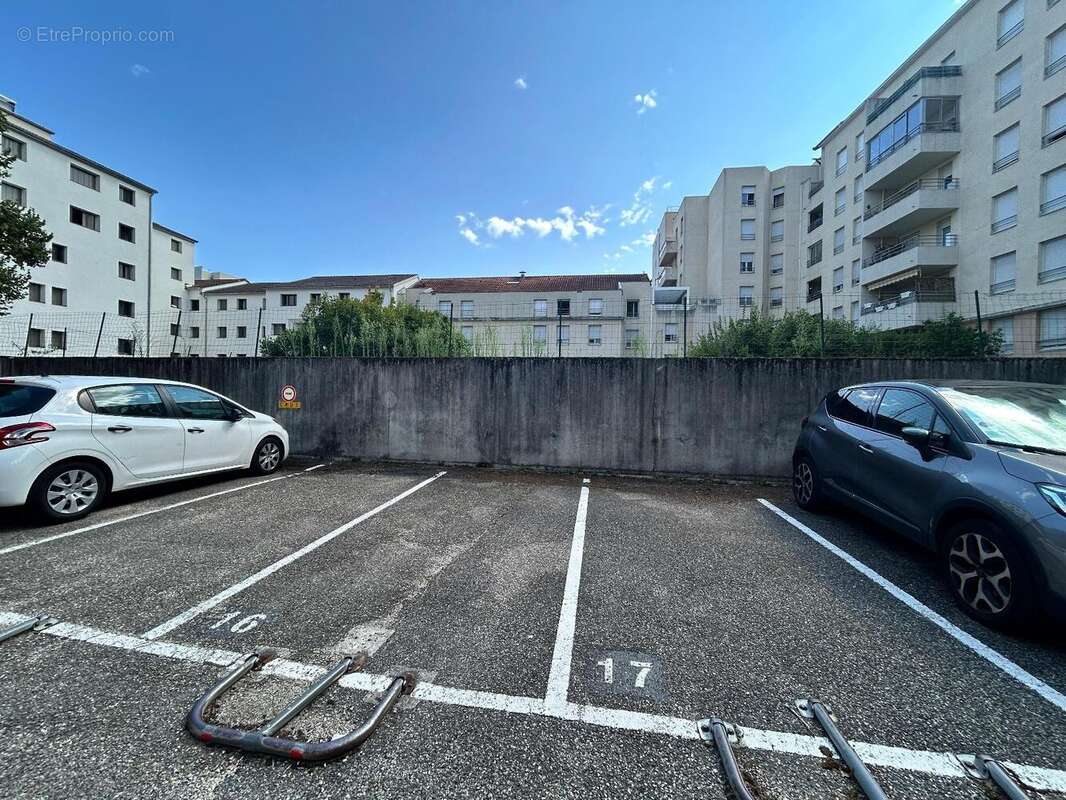   - Parking à VILLEURBANNE