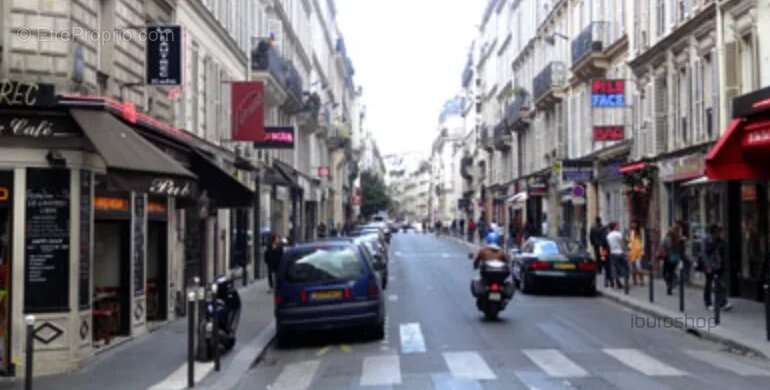 Commerce à PARIS-9E