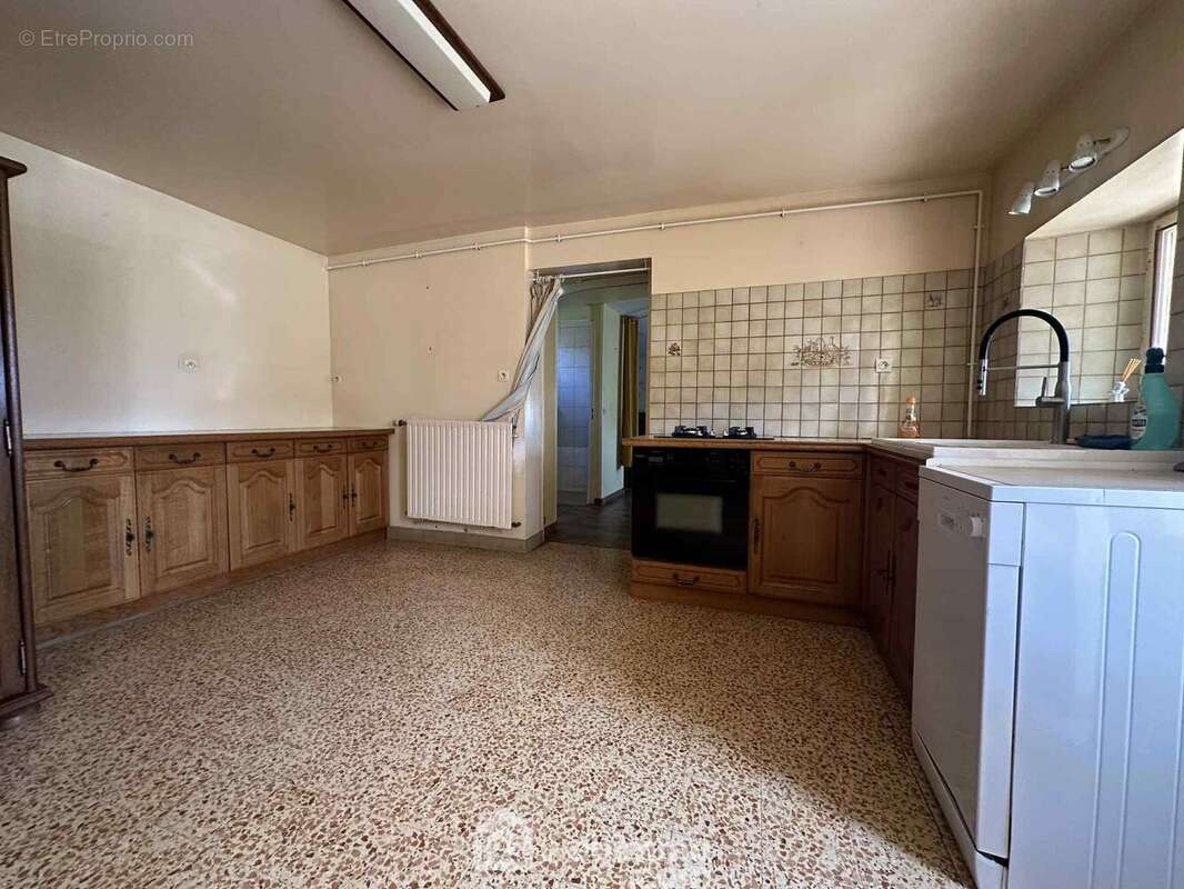 Elle est ouverte sur la cuisine aménagée - Maison à ATHIES-SOUS-LAON