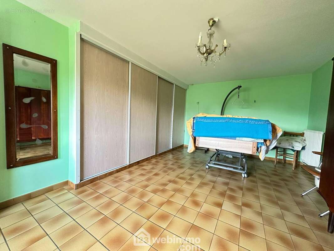 En rez-de-chaussée, la première chambre de 24 m² avec dressing - Maison à ATHIES-SOUS-LAON