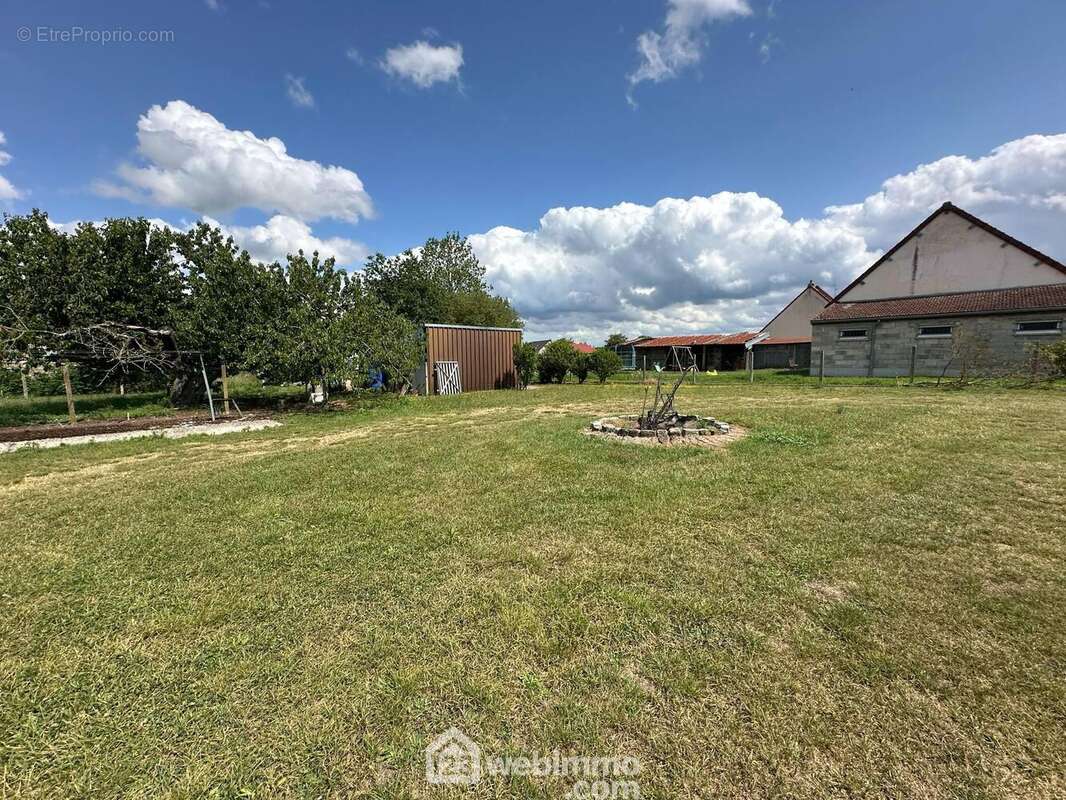 Erigée sur un terrain entièrement clos de 1932 m² - Maison à ATHIES-SOUS-LAON