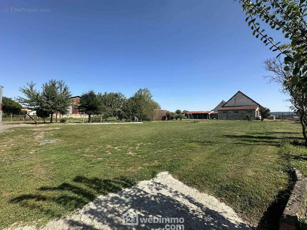 Erigée sur un terrain entièrement clos de 1932 m² - Maison à ATHIES-SOUS-LAON