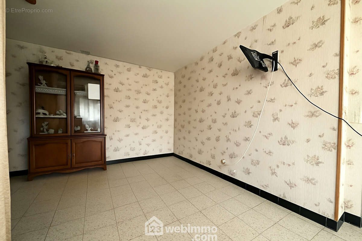 La deuxième chambre de 16 m² avec accès à l&#039;étage - Maison à ATHIES-SOUS-LAON