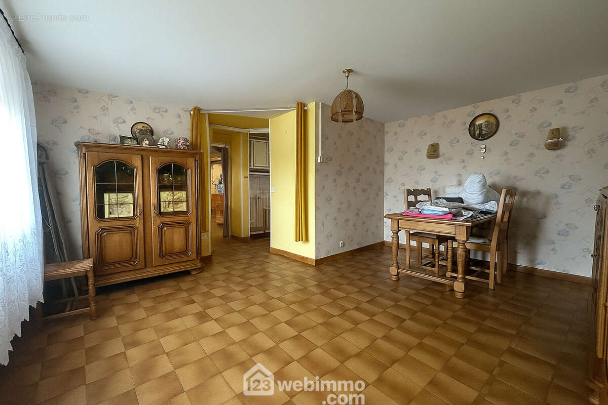 Le salon lumineux, toutes les fenêtres sont en double vitrage PVC - Maison à ATHIES-SOUS-LAON