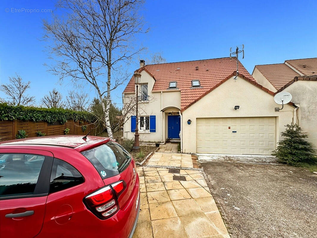 Maison à SAVIGNY-LE-TEMPLE