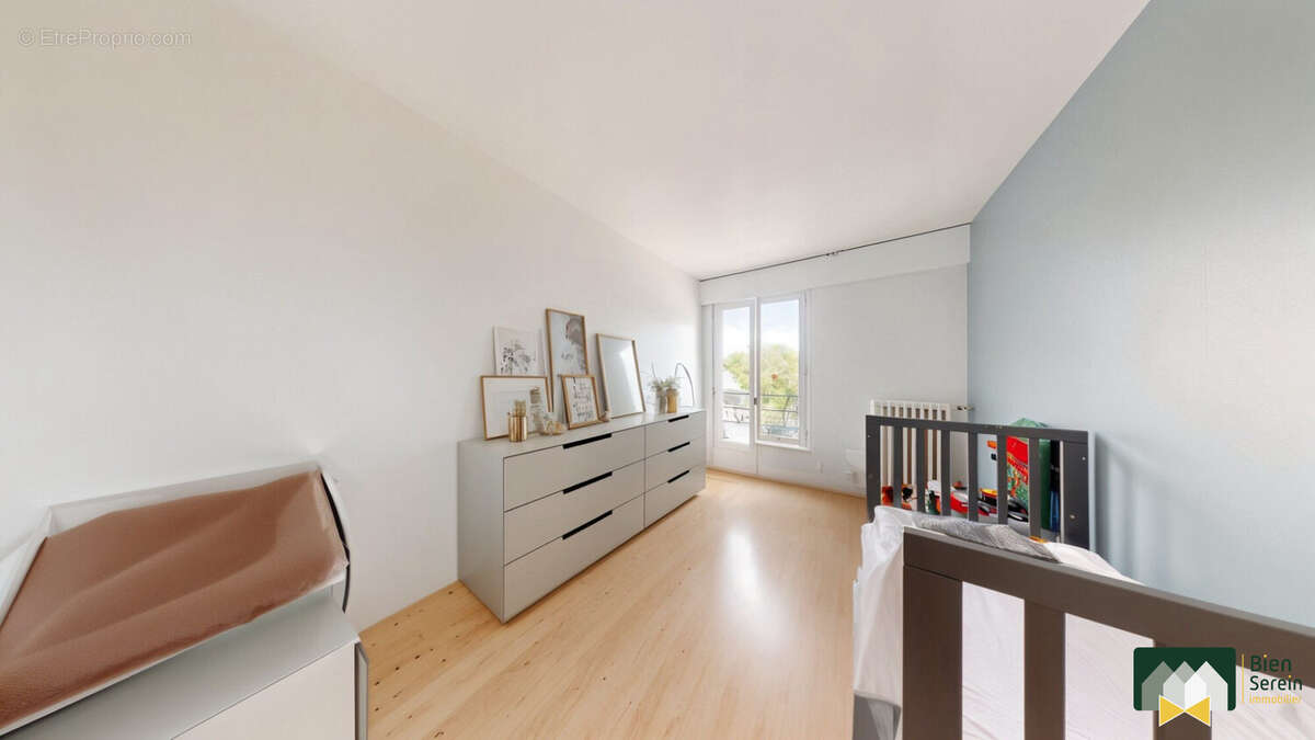 Chambre 3 - Appartement à CHARTRES