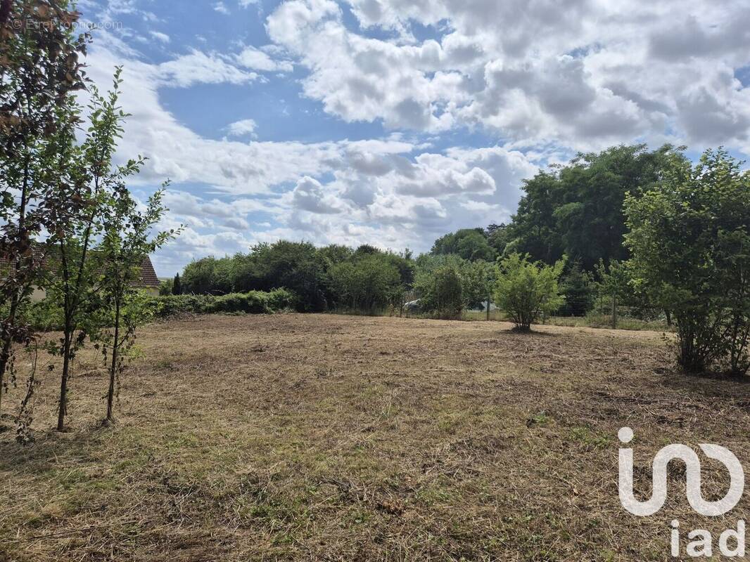 Photo 1 - Terrain à LAROCHE-SAINT-CYDROINE