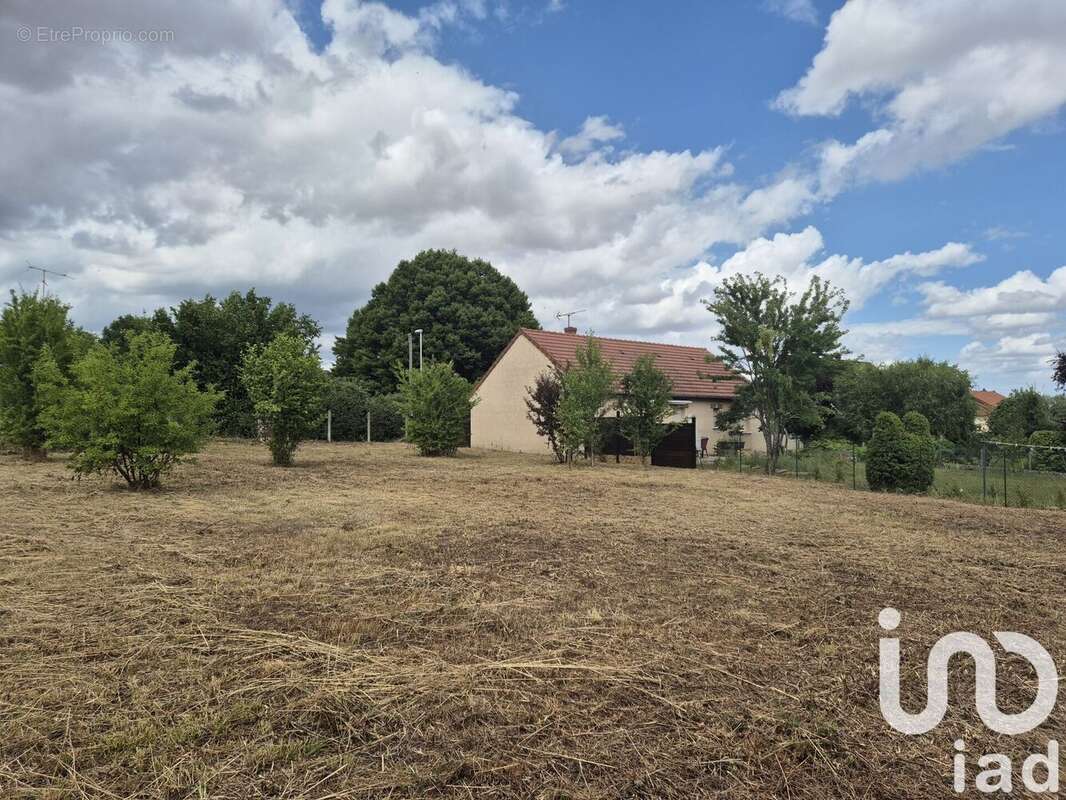Photo 6 - Terrain à LAROCHE-SAINT-CYDROINE