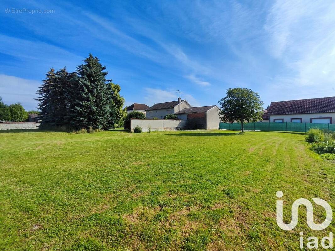 Photo 1 - Terrain à LES GRANDES-LOGES