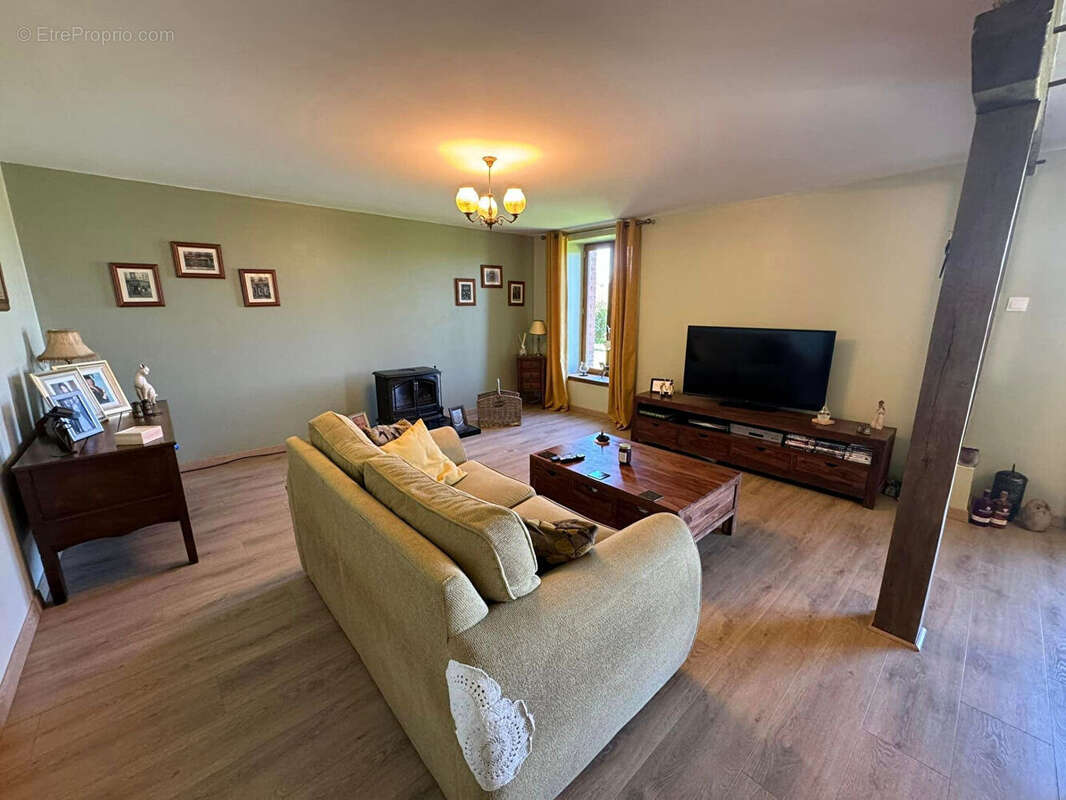 Maison à SAINT-PRIEST-LA-PLAINE