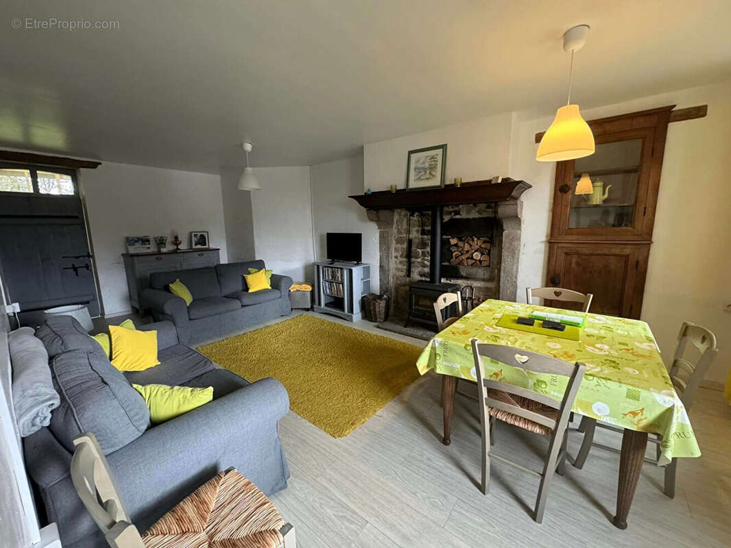 Maison à SAINT-PRIEST-LA-PLAINE