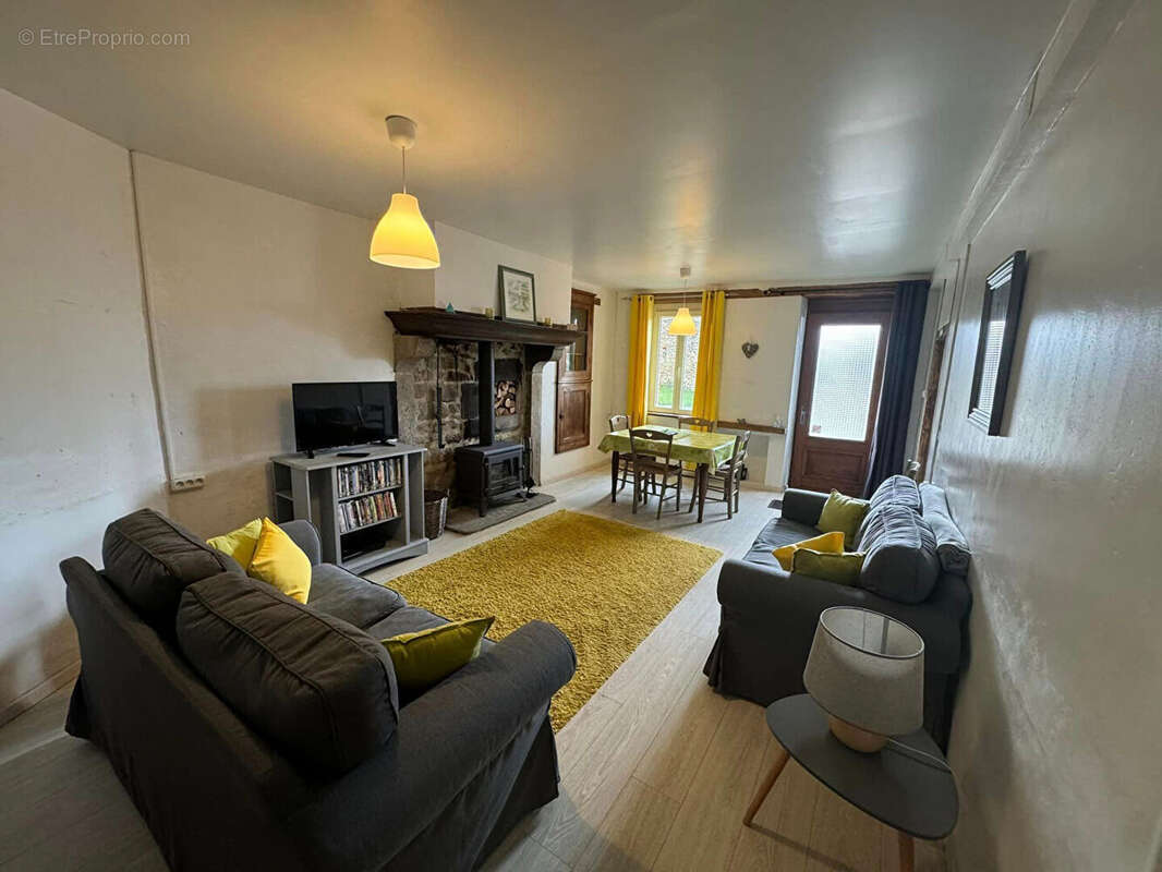 Maison à SAINT-PRIEST-LA-PLAINE