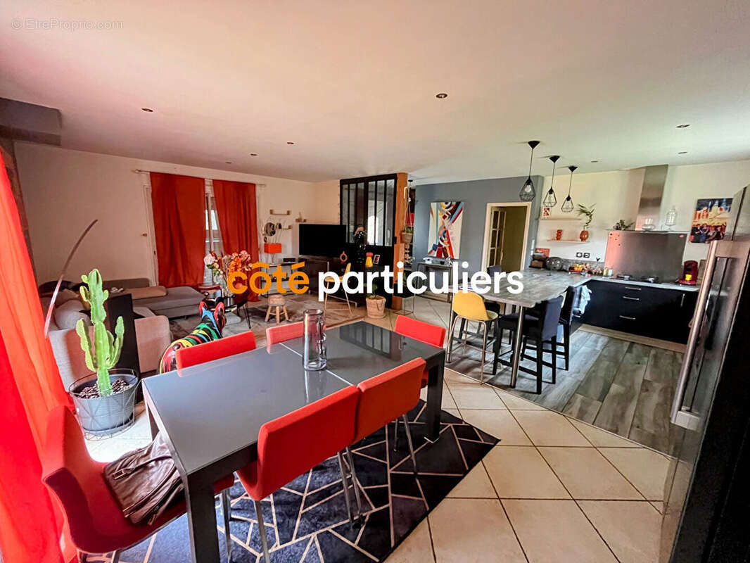 Maison à LES ARTIGUES-DE-LUSSAC