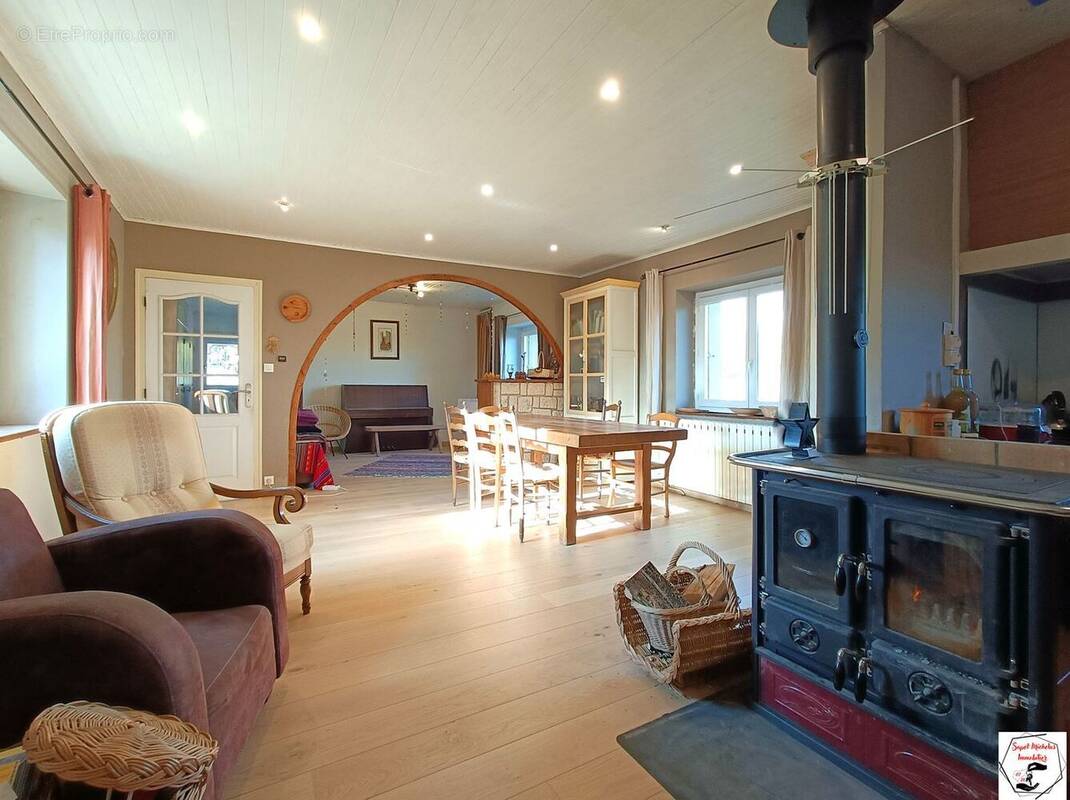 Maison à COLOMBIER-LE-VIEUX