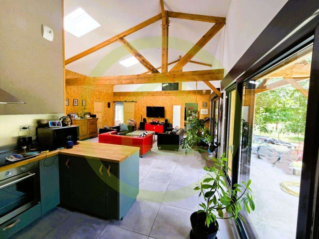 Maison à SAINT-BONNET-SUR-GIRONDE