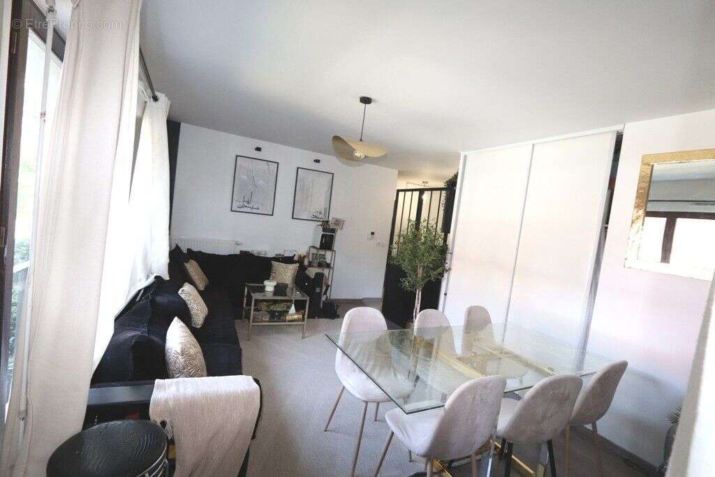Appartement à LES PAVILLONS-SOUS-BOIS