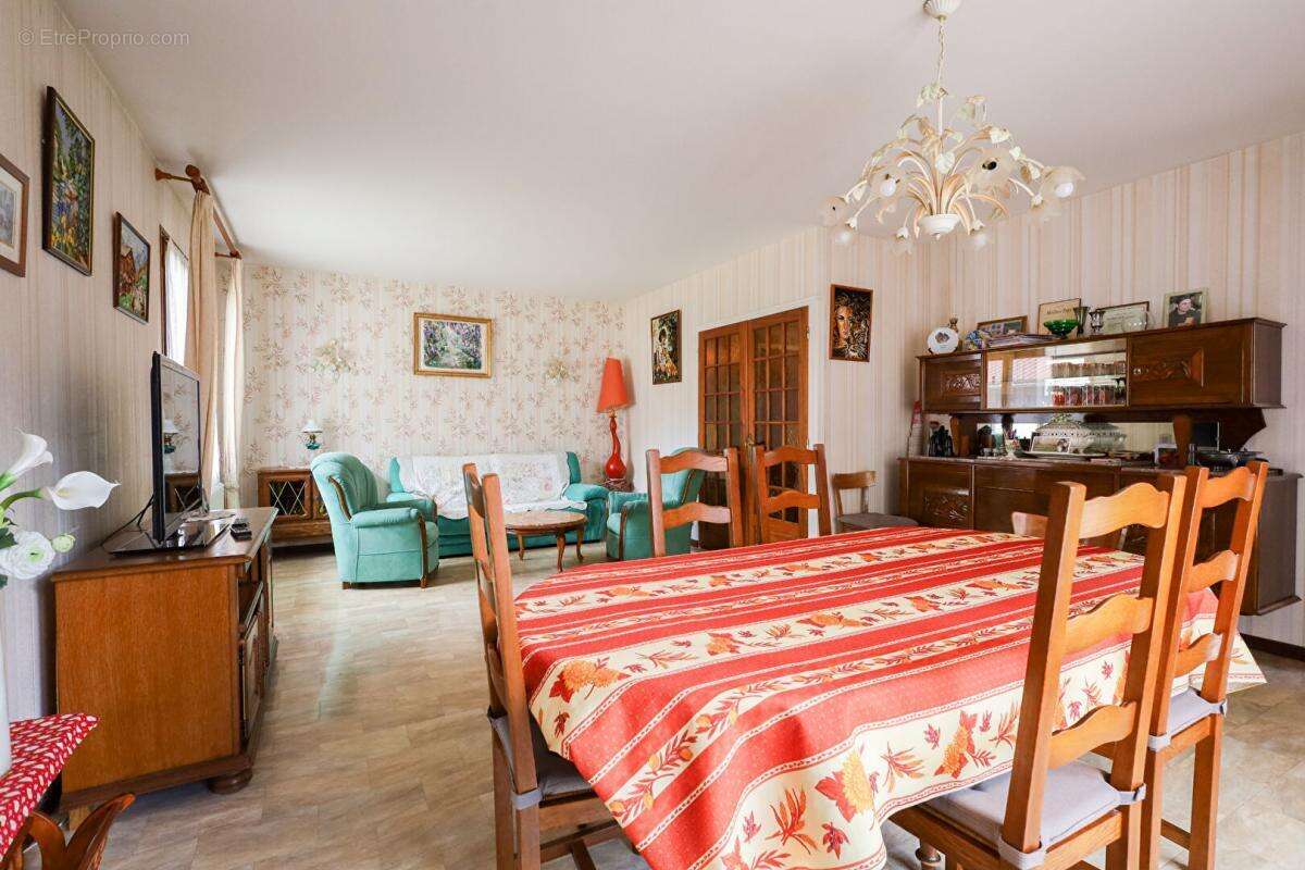 Maison à CHEZERY-FORENS