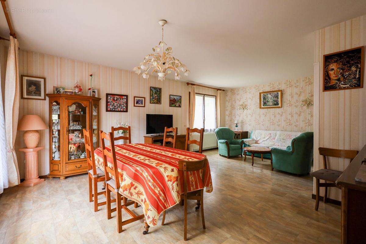 Maison à CHEZERY-FORENS