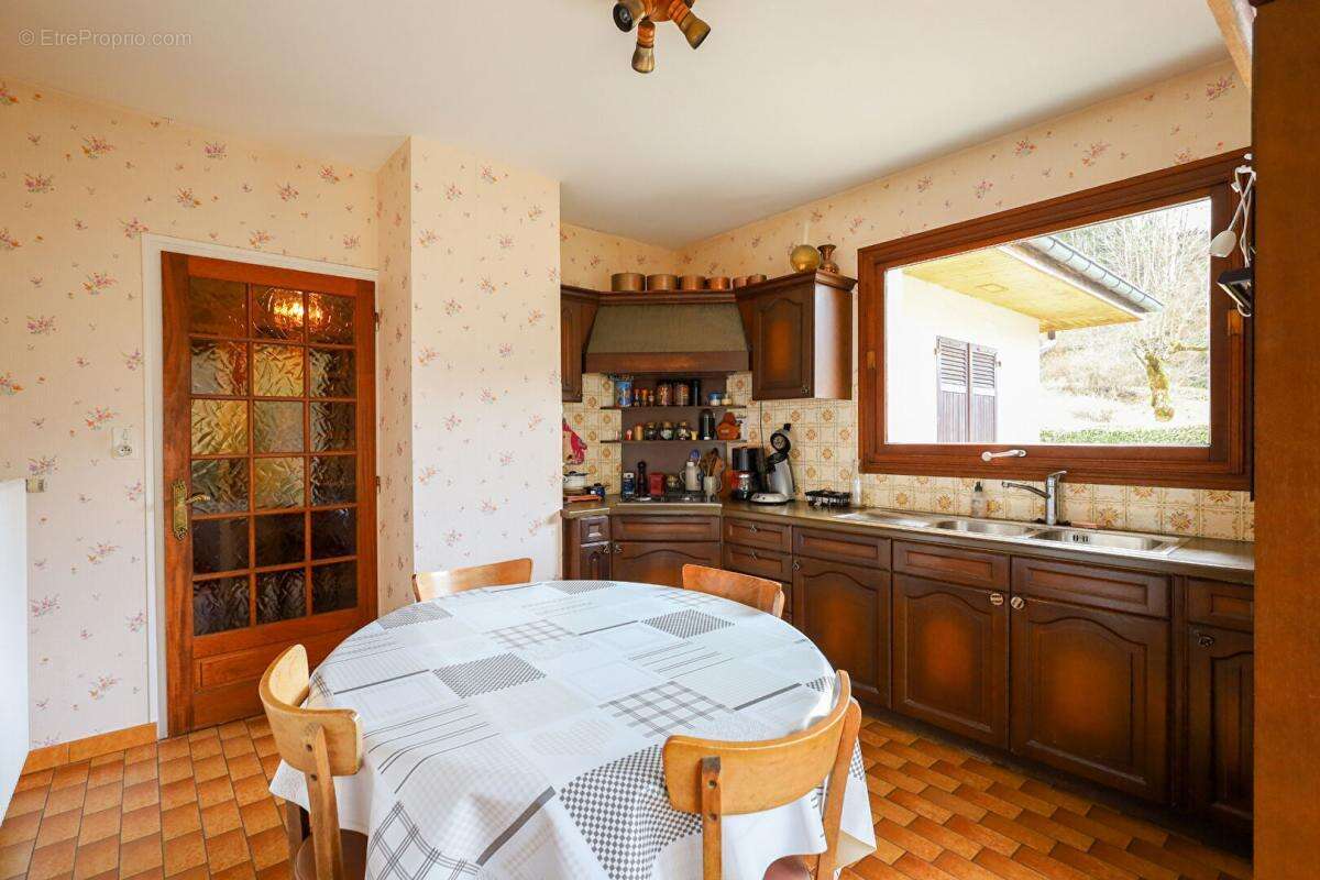 Maison à CHEZERY-FORENS