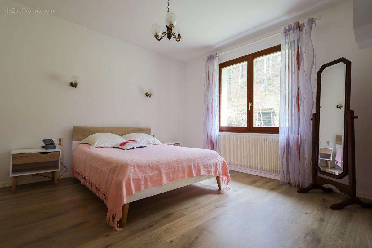 Maison à CHEZERY-FORENS