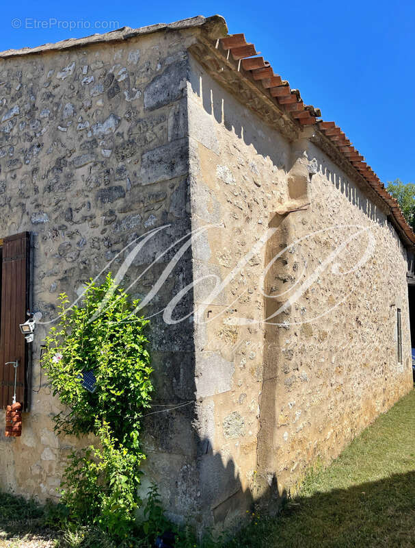 Maison à BONNEVILLE-ET-SAINT-AVIT-DE-FUMADIERES