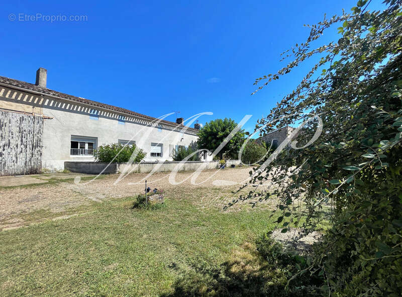 Maison à BONNEVILLE-ET-SAINT-AVIT-DE-FUMADIERES