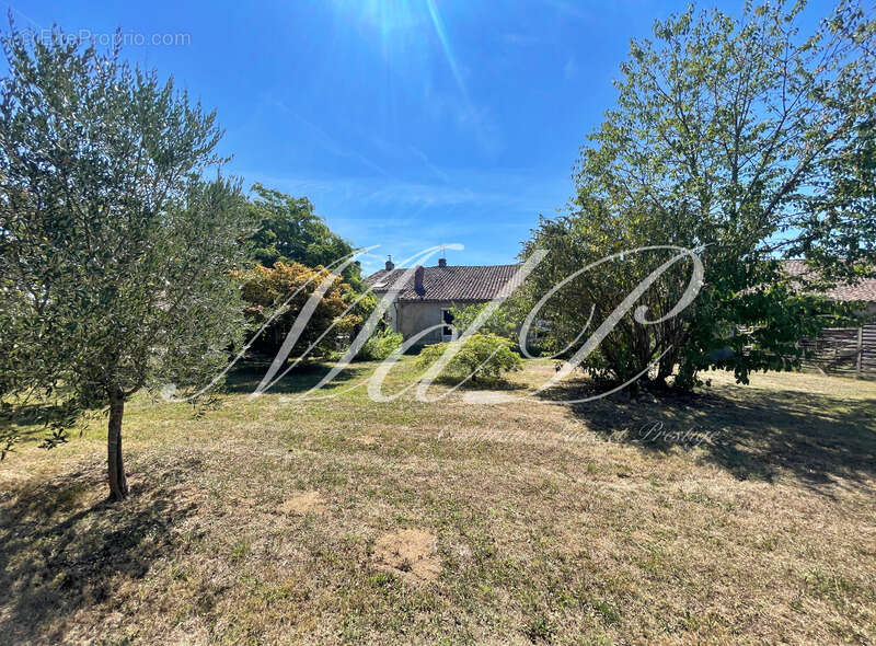 Maison à BONNEVILLE-ET-SAINT-AVIT-DE-FUMADIERES