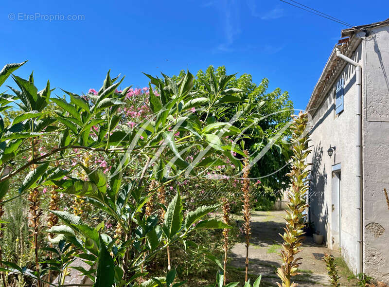 Maison à BONNEVILLE-ET-SAINT-AVIT-DE-FUMADIERES