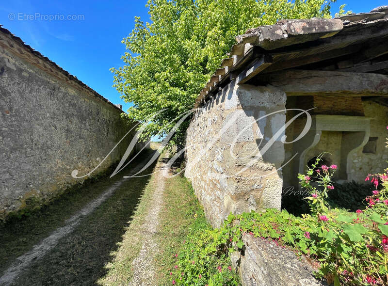 Maison à BONNEVILLE-ET-SAINT-AVIT-DE-FUMADIERES