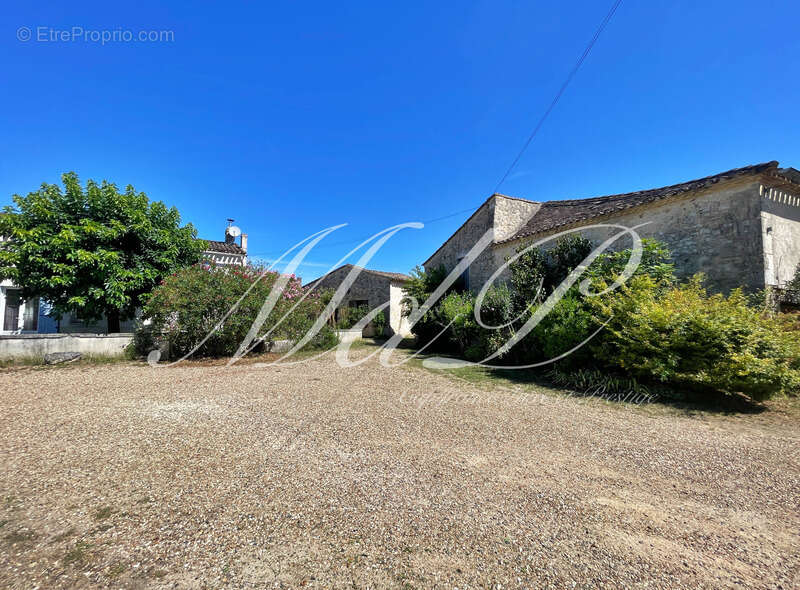 Maison à BONNEVILLE-ET-SAINT-AVIT-DE-FUMADIERES