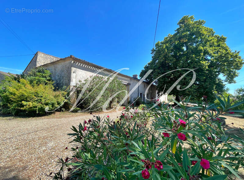 Maison à BONNEVILLE-ET-SAINT-AVIT-DE-FUMADIERES