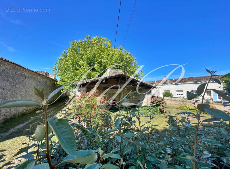 Maison à BONNEVILLE-ET-SAINT-AVIT-DE-FUMADIERES